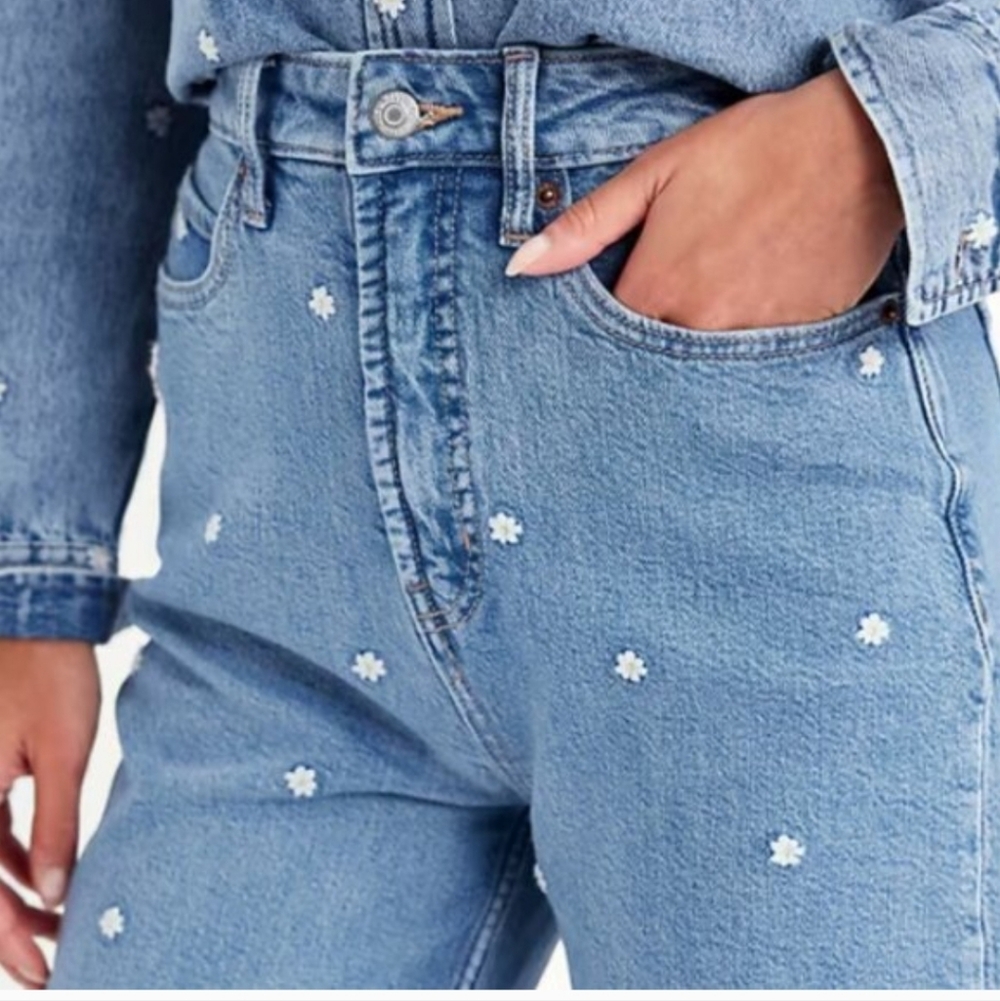 ❌️SOLD Old Navy Size 12 Petite Daisy Embroidered Extra High Rise Sky High